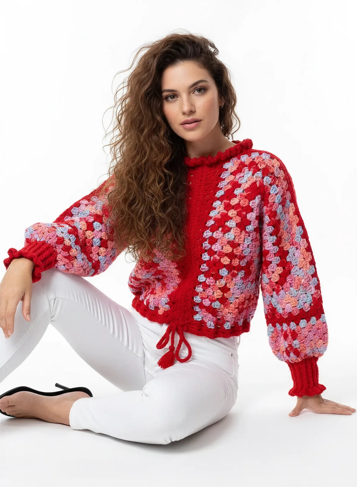 Pull femme Rosa rouge granny square multicolore lien pompons – crochet fait main – pose assise sol – Cachalabibi