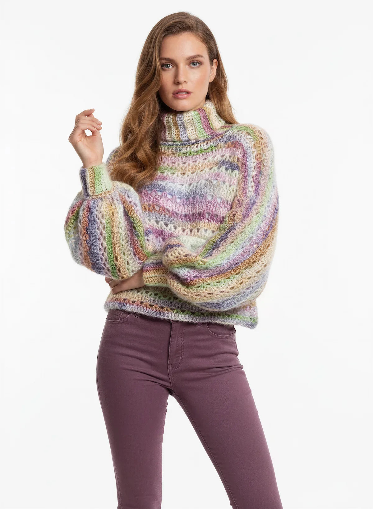 Pull femme Roucoulou pastel irisé ajouré col roulé – crochet fait main – vue 3/4 – Cachalabibi