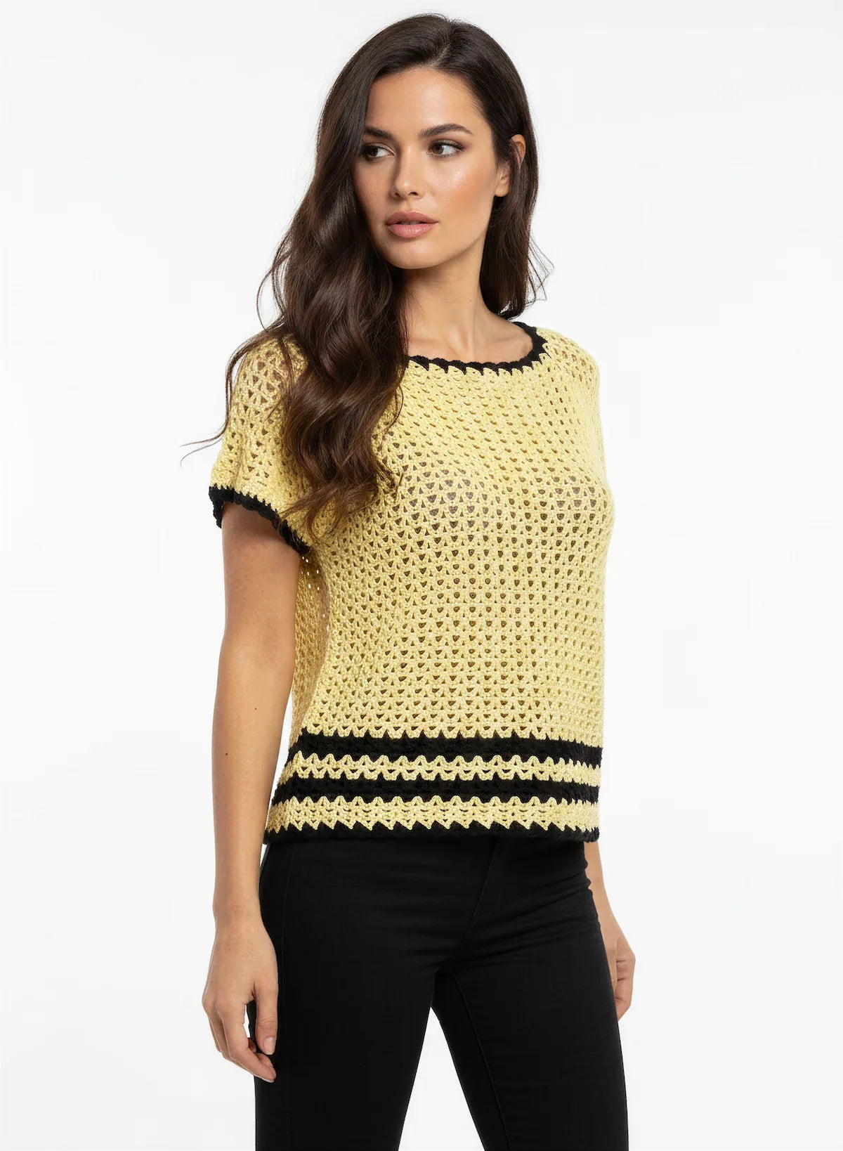 Pull manches courtes Sunshine jaune citron noir ajouré – crochet fait main – vue 3/4 – Cachalabibi
