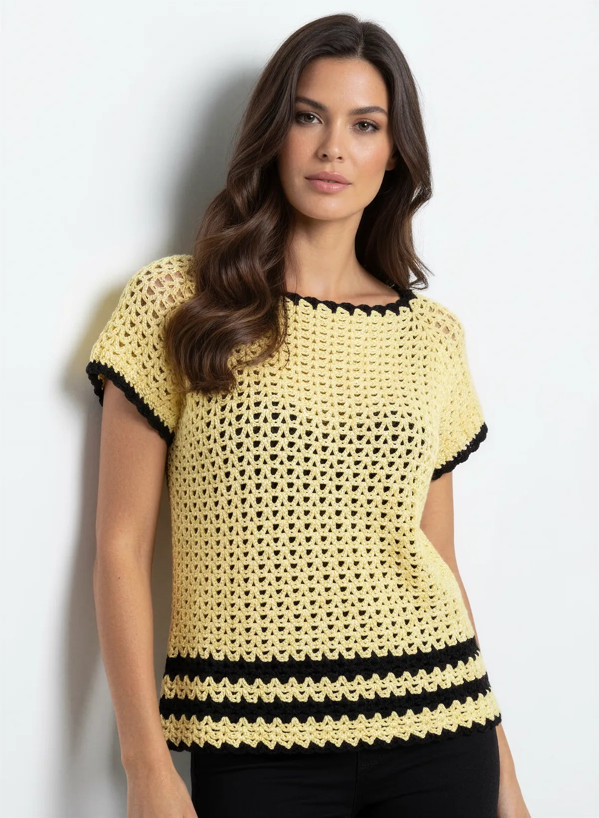 Pull manches courtes Sunshine jaune citron noir ajouré – crochet fait main – de face – Cachalabibi