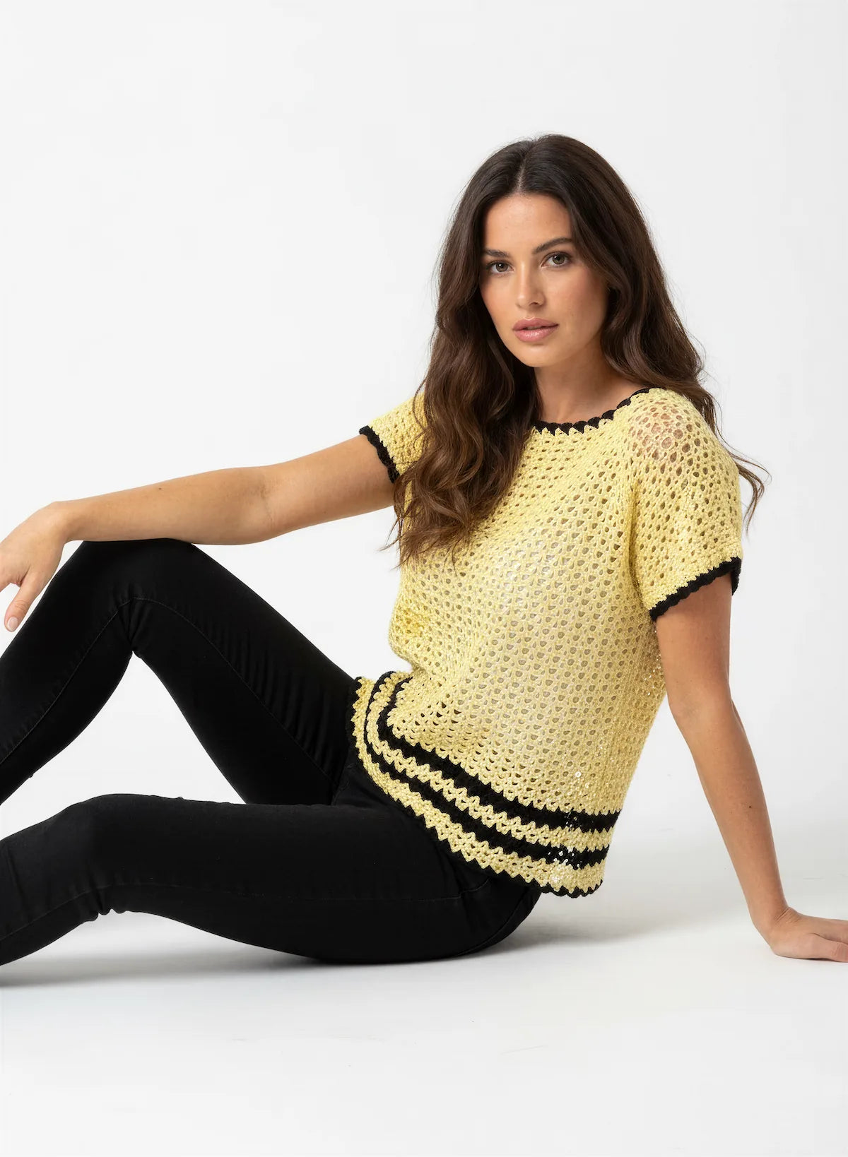 Pull manches courtes Sunshine jaune citron noir ajouré – crochet fait main – pose dynamique – Cachalabibi