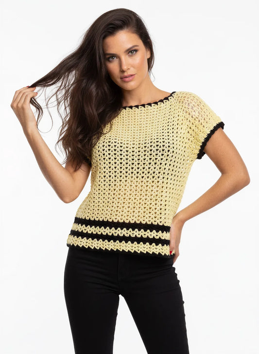 Pull manches courtes Sunshine jaune citron noir ajouré – crochet fait main – pose dynamique – Cachalabibi