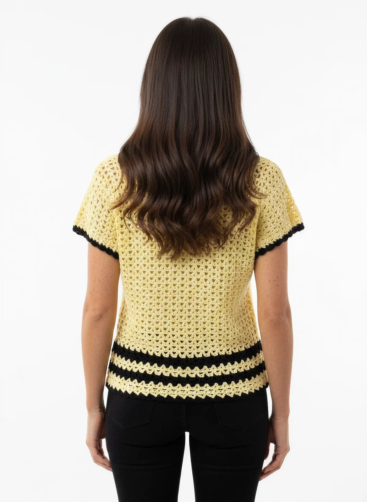 Pull manches courtes Sunshine jaune citron noir ajouré – crochet fait main – de dos bordures noires – Cachalabibi