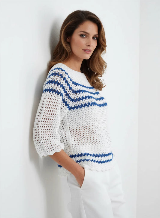 Pull femme Suomi blanc rayures bleu cobalt ajouré yoke – crochet fait main – de côté – Cachalabibi