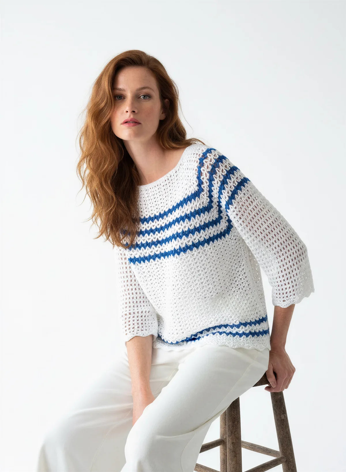  Pull femme Suomi blanc rayures bleu cobalt ajouré yoke – crochet fait main – pose assise tabouret – Cachalabibi