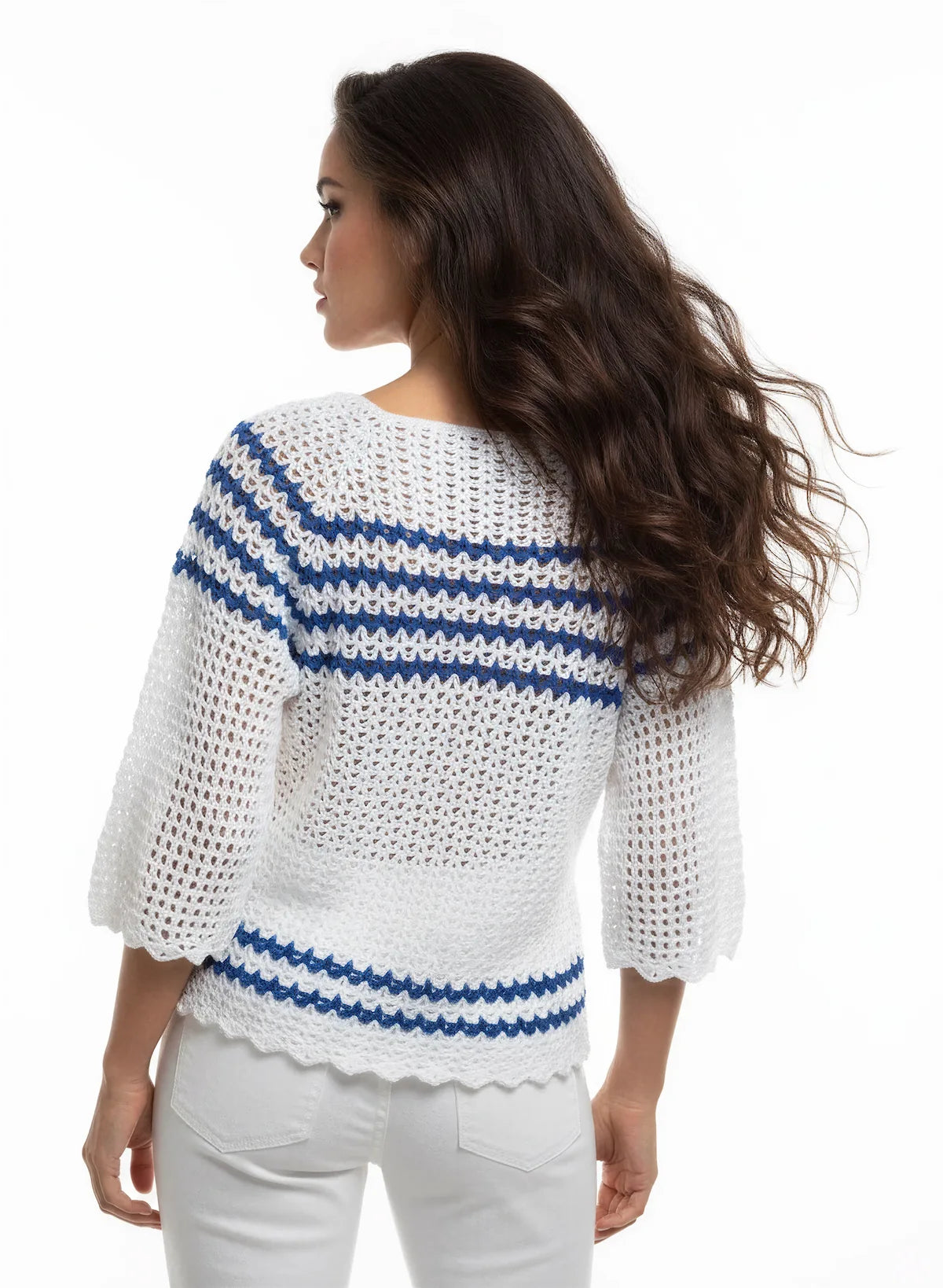 Pull femme Suomi blanc rayures bleu cobalt ajouré yoke – crochet fait main – de dos ourlet festonné – Cachalabibi