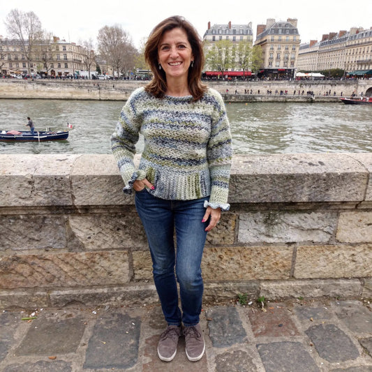 Pull au crochet fait main Sweaty de Cachalabibi - gris vert - vue de face sur les quais de Seine à Paris
