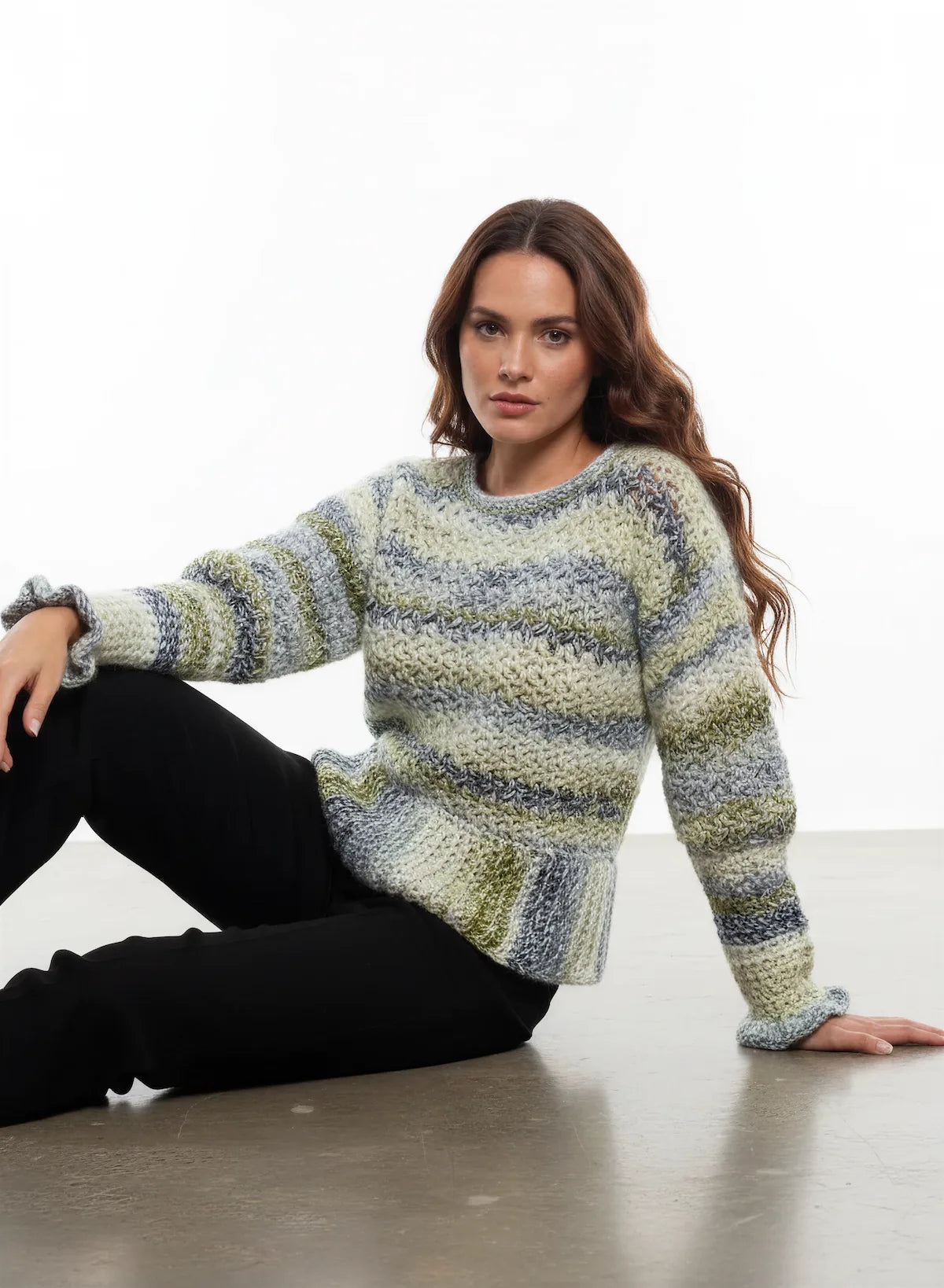 Pull femme Sweaty vert kaki bleu chiné rayures bouclé – crochet fait main – pose assise sol – Cachalabibi