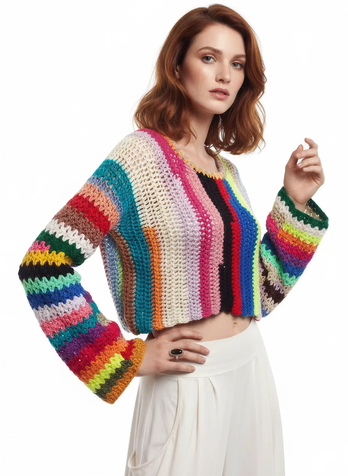 Pull femme Tapatouvu rayures verticales multicolores irisé – crochet fait main – pose éditoriale – Cachalabibi