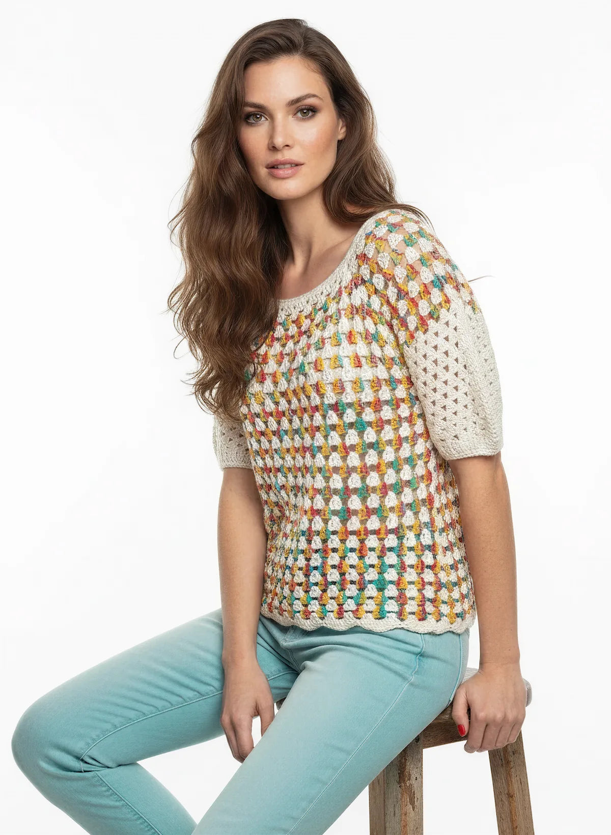 Pull manches courtes Touchy crème multicolore ajouré – crochet fait main – pose assise – Cachalabibi