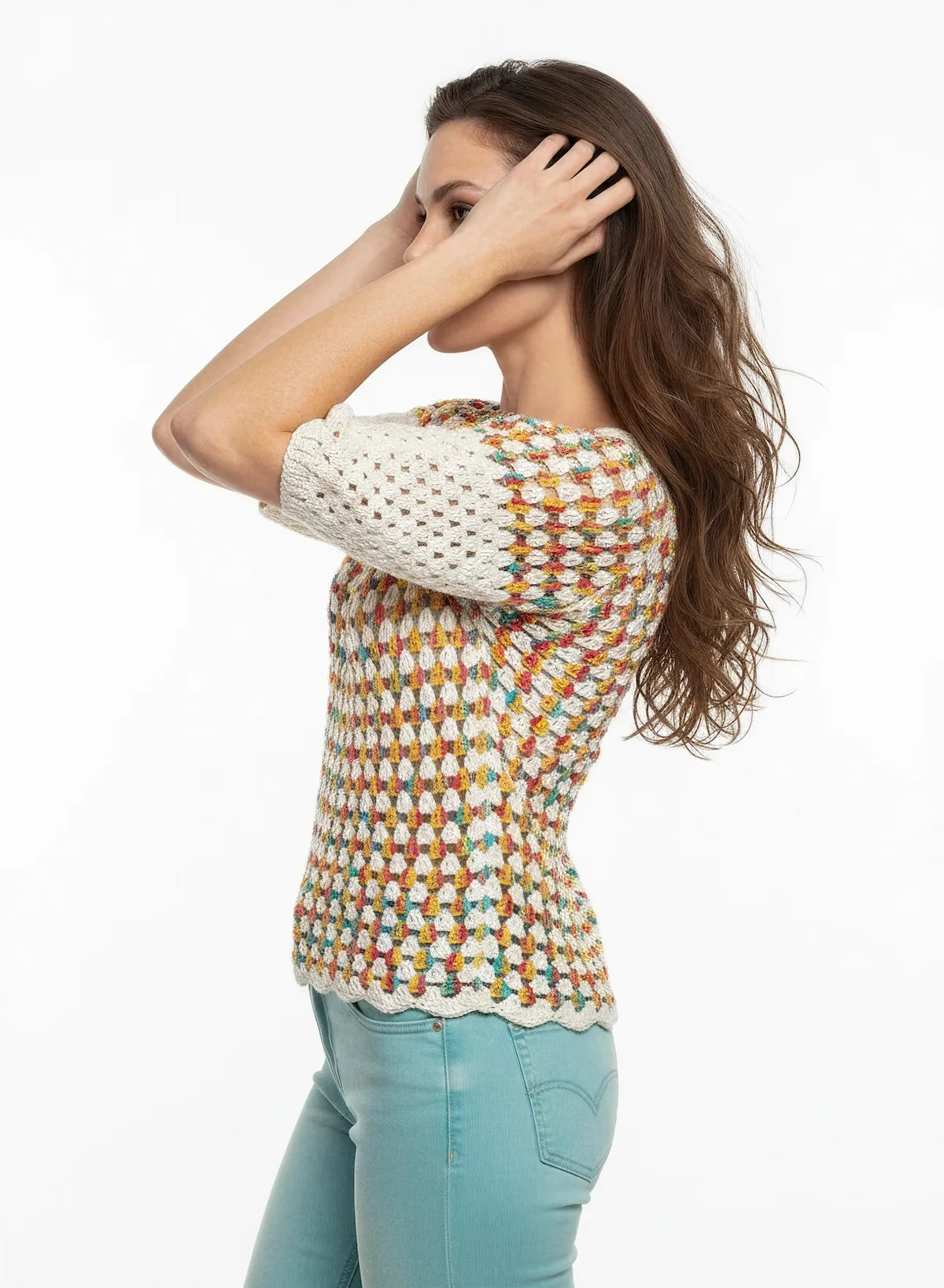 Pull manches courtes Touchy crème multicolore ajouré – crochet fait main – vue 3/4 dos – Cachalabibi