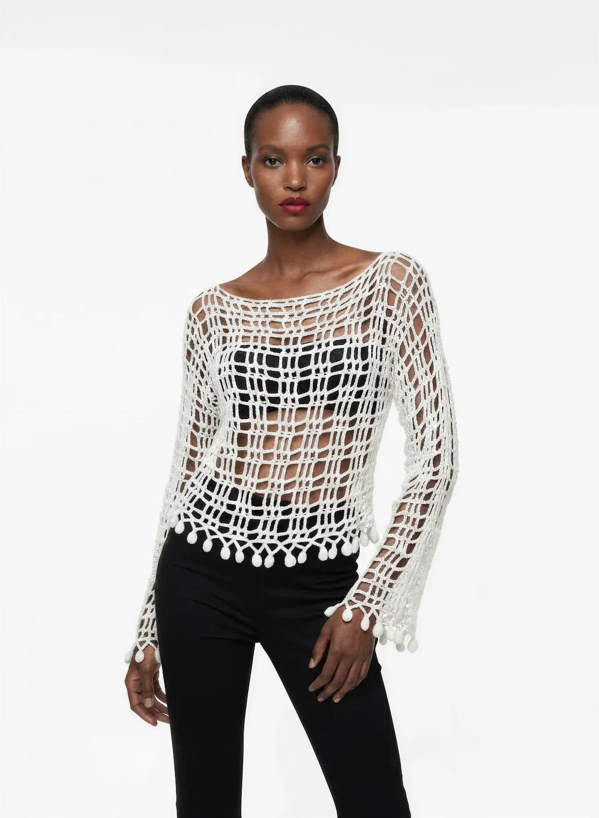 Pull femme Trou-Trou crème grande maille ultra-ajourée pompons – crochet fait main – de face – Cachalabibi