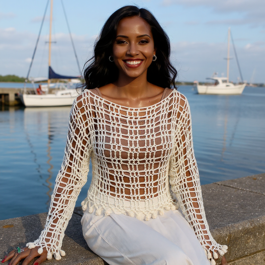 Pull au crochet fait main Trou-Trou de Cachalabibi - blanc - Vue de face au port, pièce unique blanche avec motif ajouré