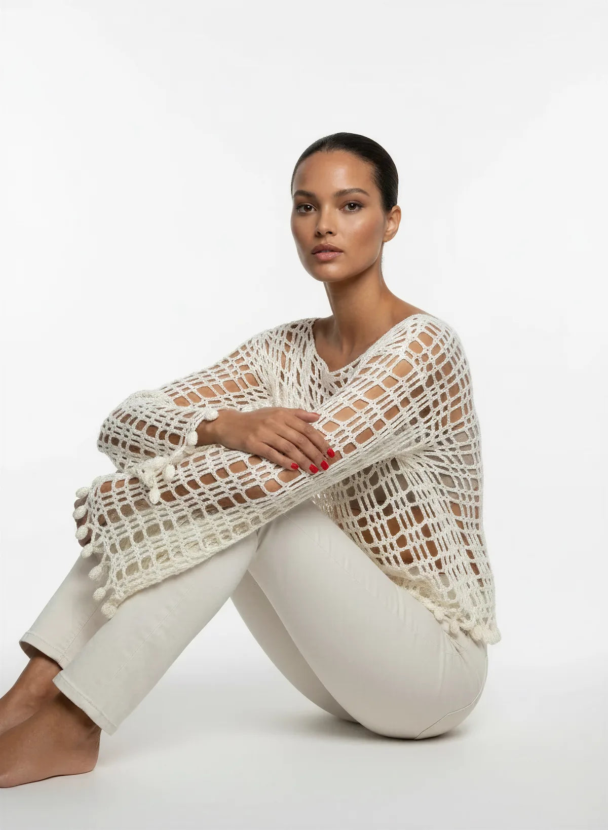 Pull femme Trou-Trou crème grande maille ultra-ajourée pompons – crochet fait main – pose assise sol – Cachalabibi