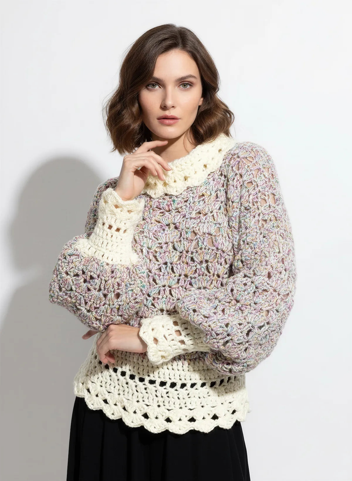 Pull femme Unico lilas chiné irisé éventails col festonné crème – crochet fait main – pose éditoriale – Cachalabibi