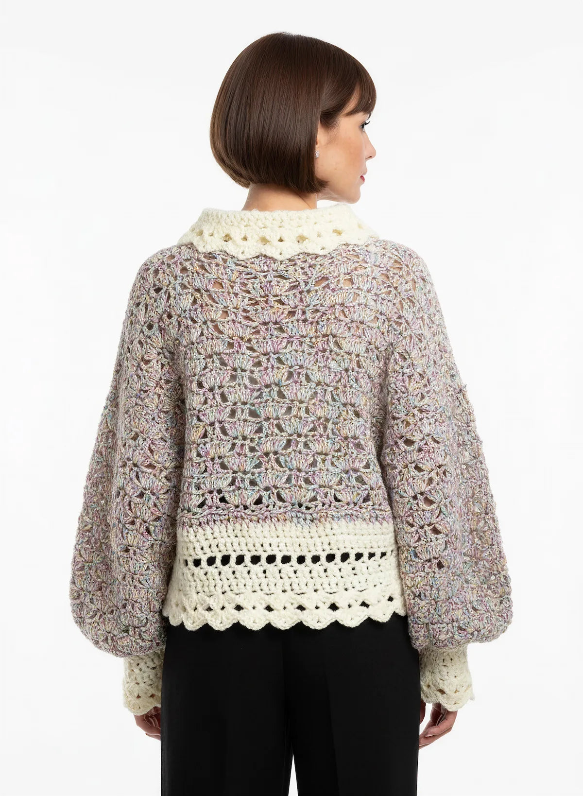 Pull femme Unico lilas chiné irisé éventails col festonné crème – crochet fait main – de dos – Cachalabibi