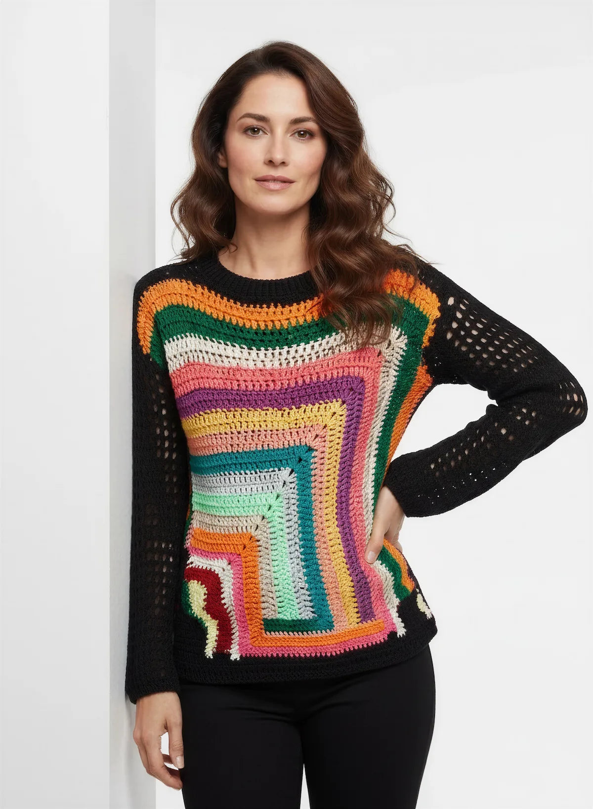 Pull femme Vasarello noir granny square géant multicolore arc-en-ciel – crochet fait main – pose éditoriale – Cachalabibi