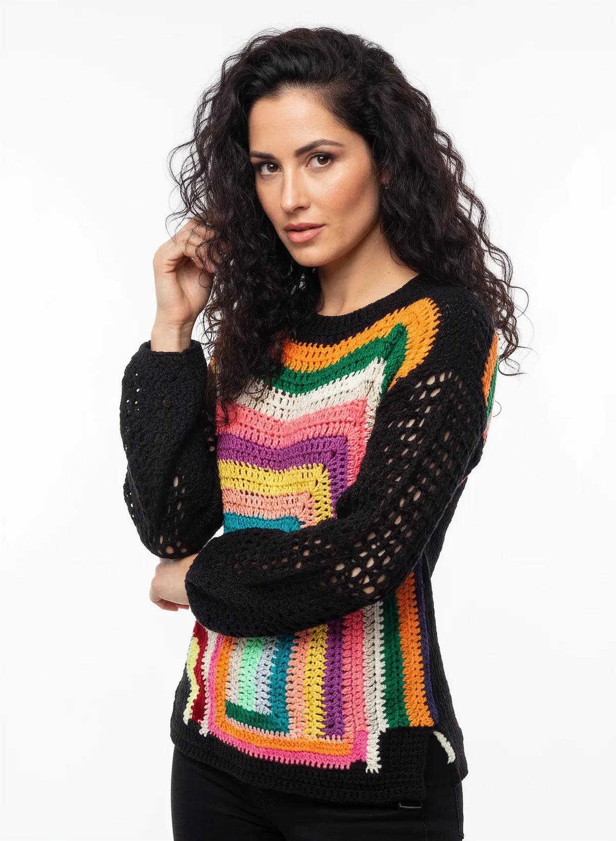 Pull femme Vasarello noir granny square géant multicolore arc-en-ciel – crochet fait main – vue 3/4 – Cachalabibi