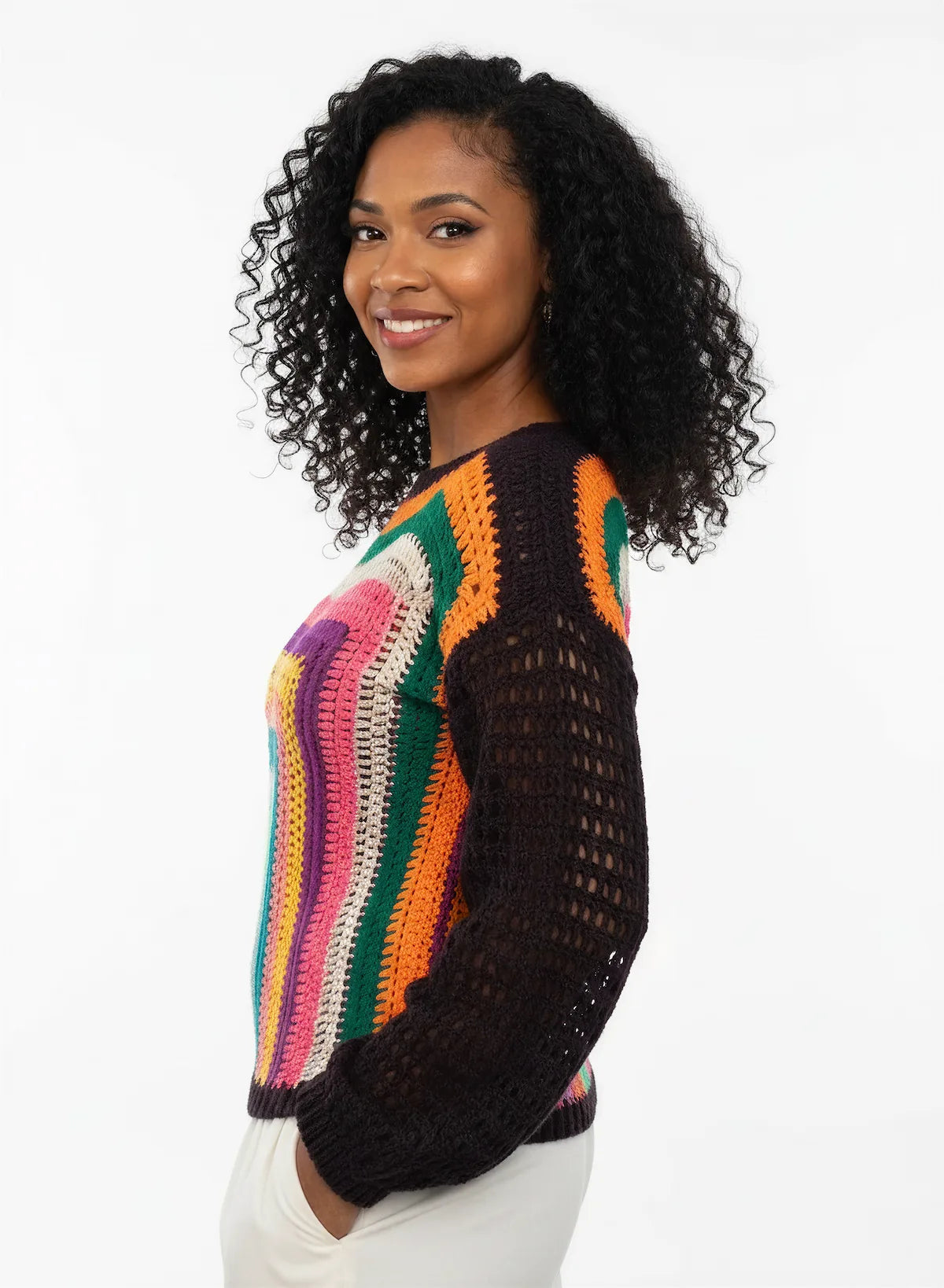 Pull femme Vasarello noir granny square géant multicolore arc-en-ciel – crochet fait main – de côté – Cachalabibi