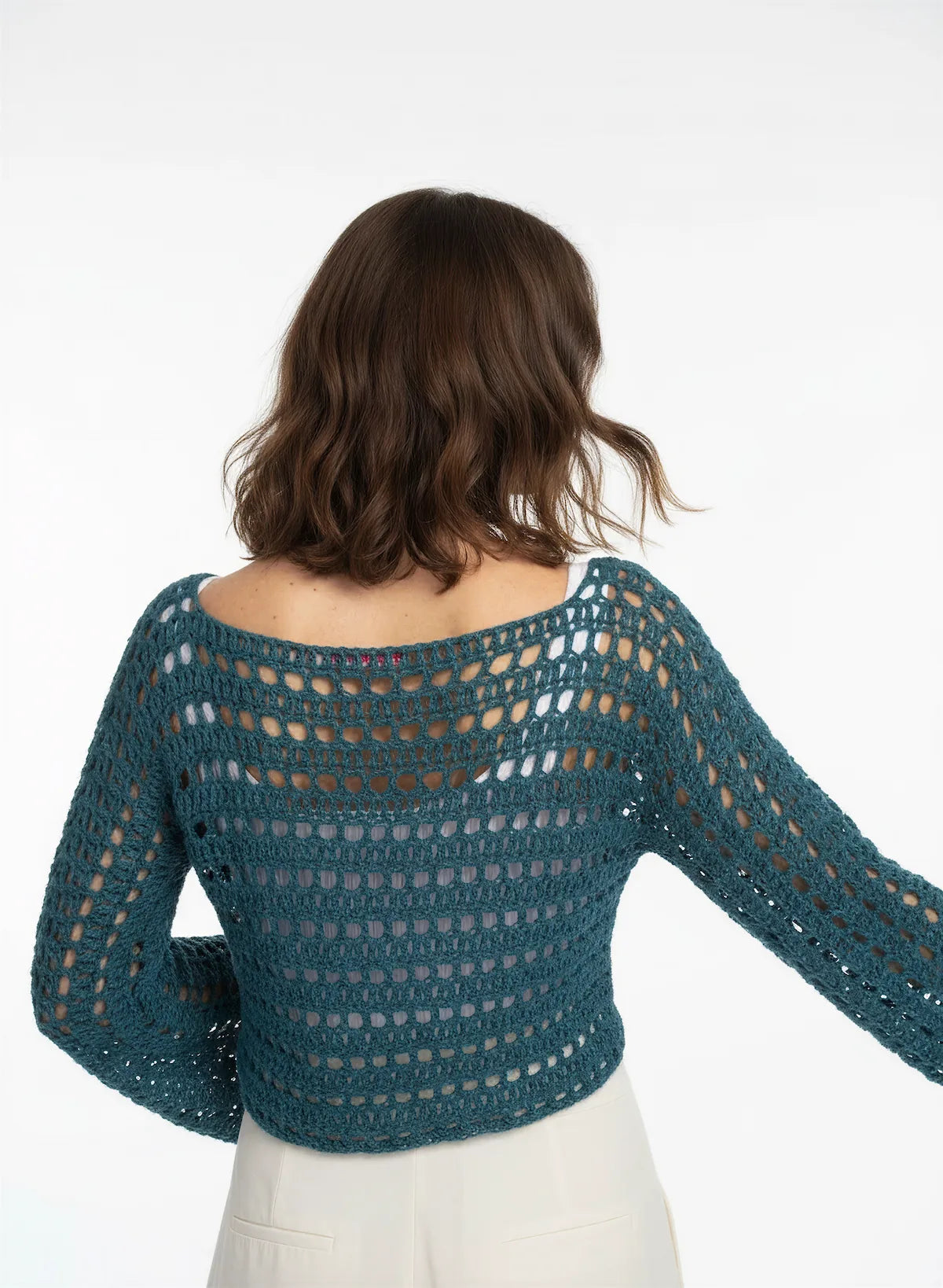 Pull court Verdo bleu canard ajouré – crochet fait main – de dos – Cachalabibi