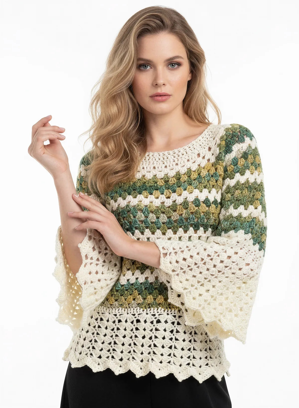 Pull femme Verduro crème rayures vert kaki chiné manches cloche ajourées – crochet fait main – pose mains croisées – Cachalabibi