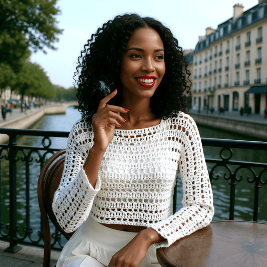Pull au crochet fait main Blancamo de Cachalabibi - blanc - jeune femme assise sur une  terrasse