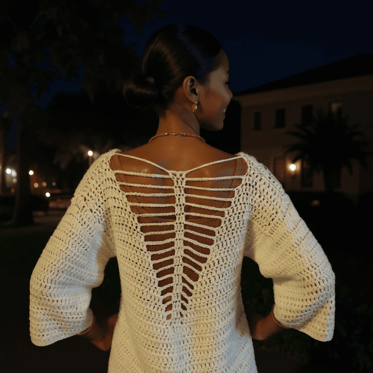 Pull au crochet fait main Butterfly de Cachalabibi - blanc - vue du dos du pull sur une jeune femme à la nuit tombée