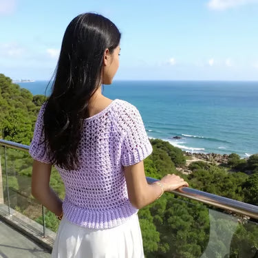 Pull au crochet fait main Glycina de Cachalabibi - parme - Pièce unique artisanale lavande, manches courtes
