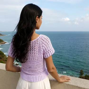 Pull au crochet fait main Glycina de Cachalabibi - parme - Vue portée mettant en valeur le travail au crochet français