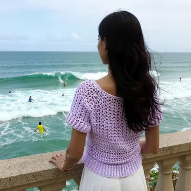 Pull au crochet fait main Glycina de Cachalabibi - parme - Vue de dos mettant en valeur les mailles artisanales
