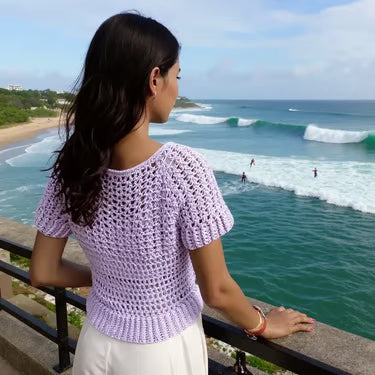 Pull au crochet fait main Glycina de Cachalabibi - parme - Détail de la texture et des finitions artisanales