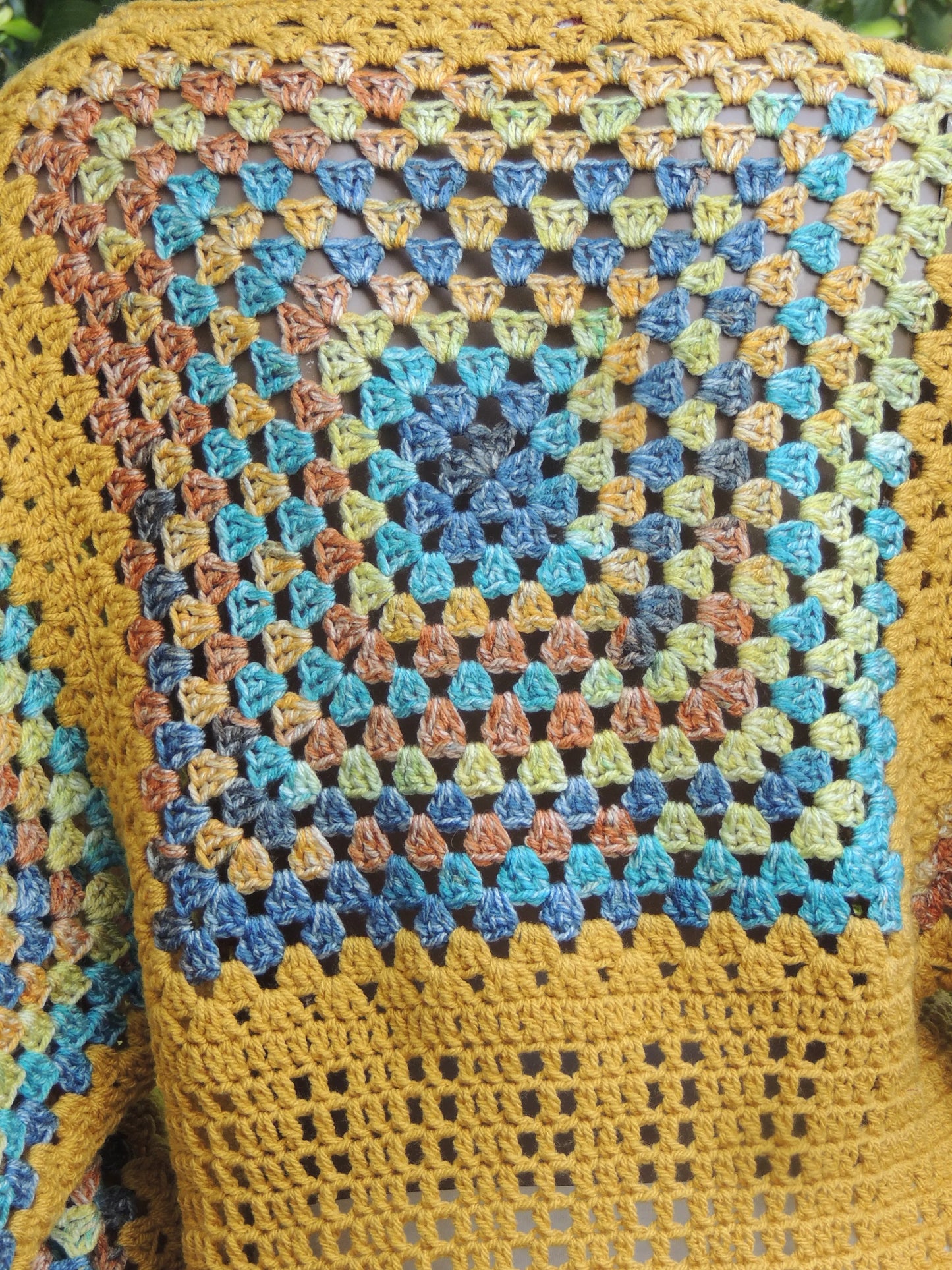 Pull au crochet fait main Labyrintho de Cachalabibi - jaune - vue du dos