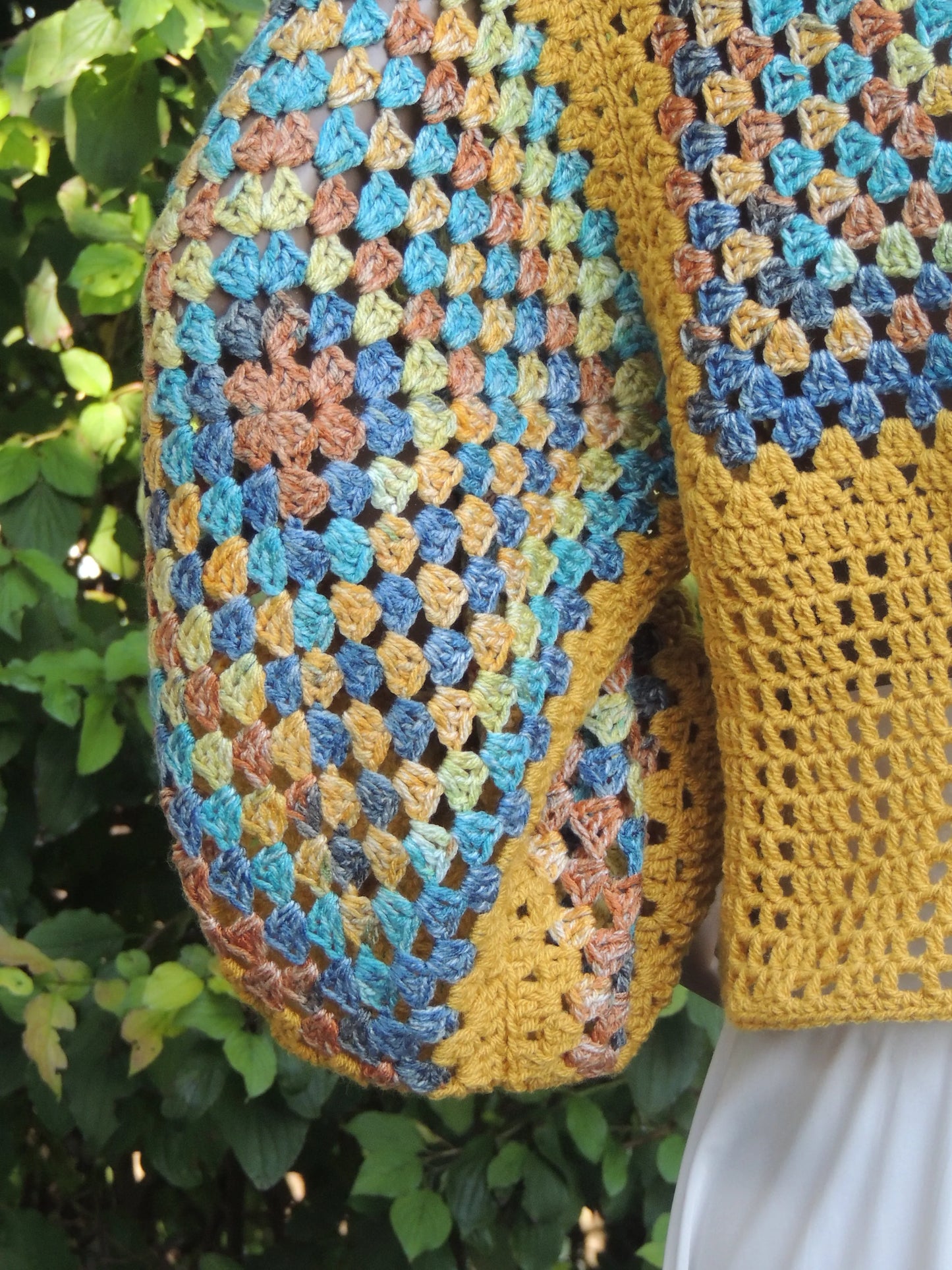 Pull au crochet fait main Labyrintho de Cachalabibi - jaune - Détail de la manche bouffante gauche