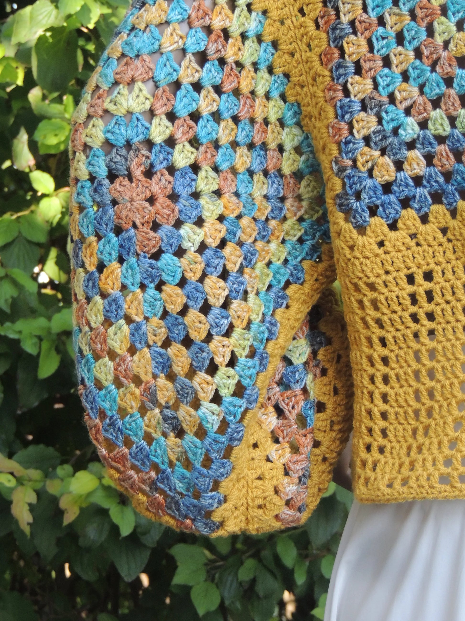 Pull au crochet fait main Labyrintho de Cachalabibi - jaune - Détail de la manche bouffante gauche