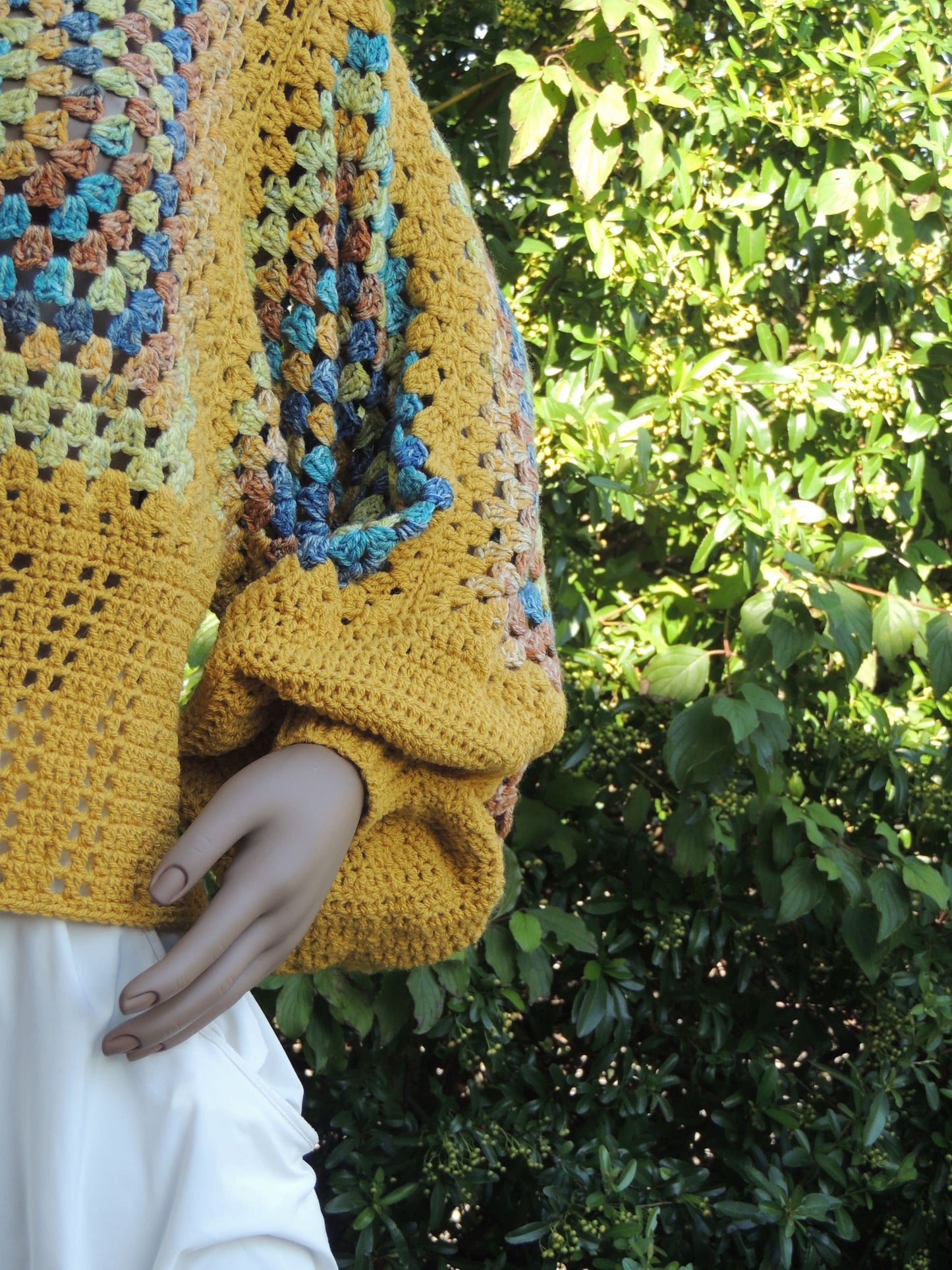 Pull au crochet fait main Labyrintho de Cachalabibi - jaune - Détail de la manche ample gauche