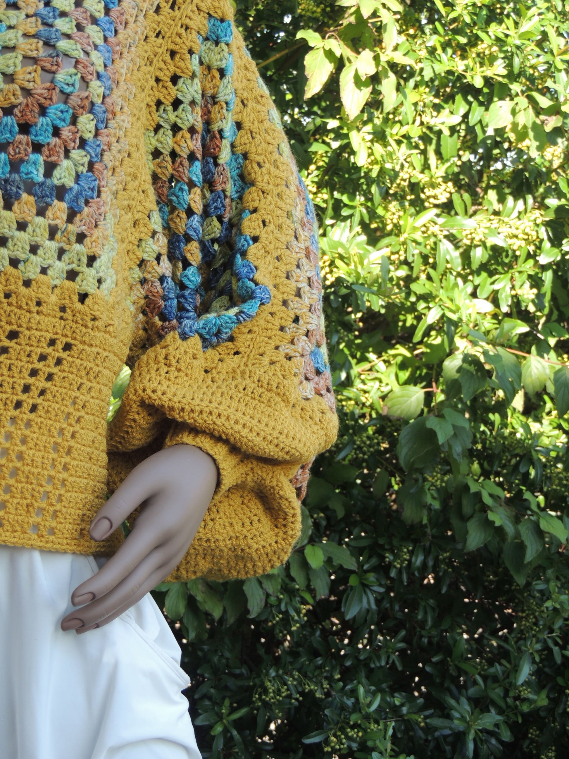 Pull au crochet fait main Labyrintho de Cachalabibi - jaune - Détail de la manche ample gauche