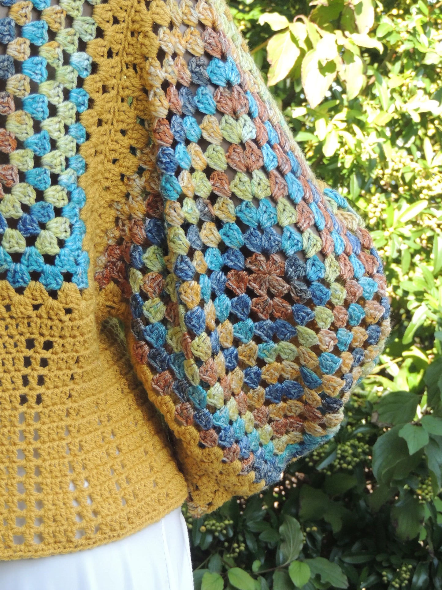 Pull au crochet fait main Labyrintho de Cachalabibi - jaune - Détail de la manche bouffante droite