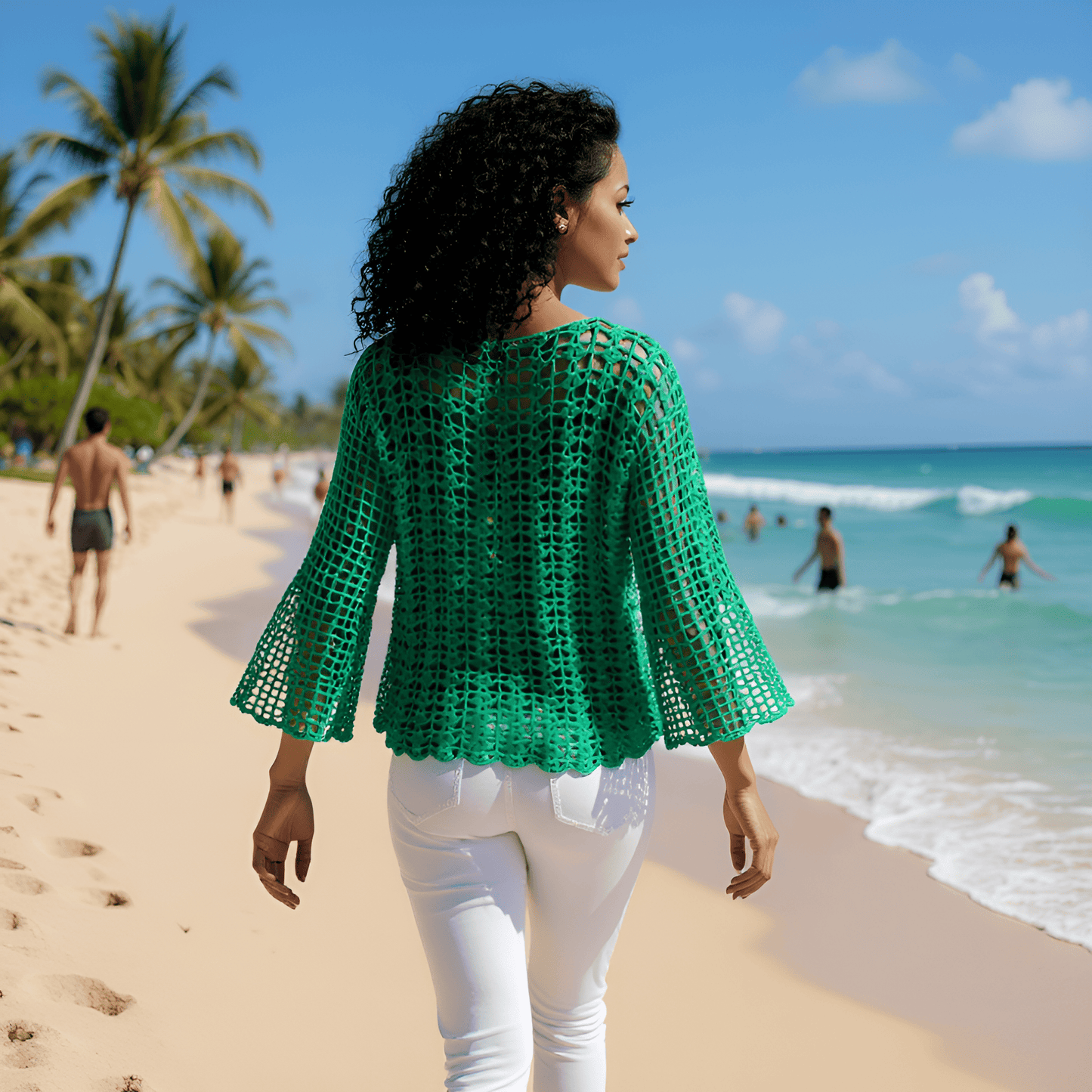 Pull au crochet fait main Marimar de Cachalabibi - vert émeraude - vue de dos d'une demoiselle qui marche sur le sable 