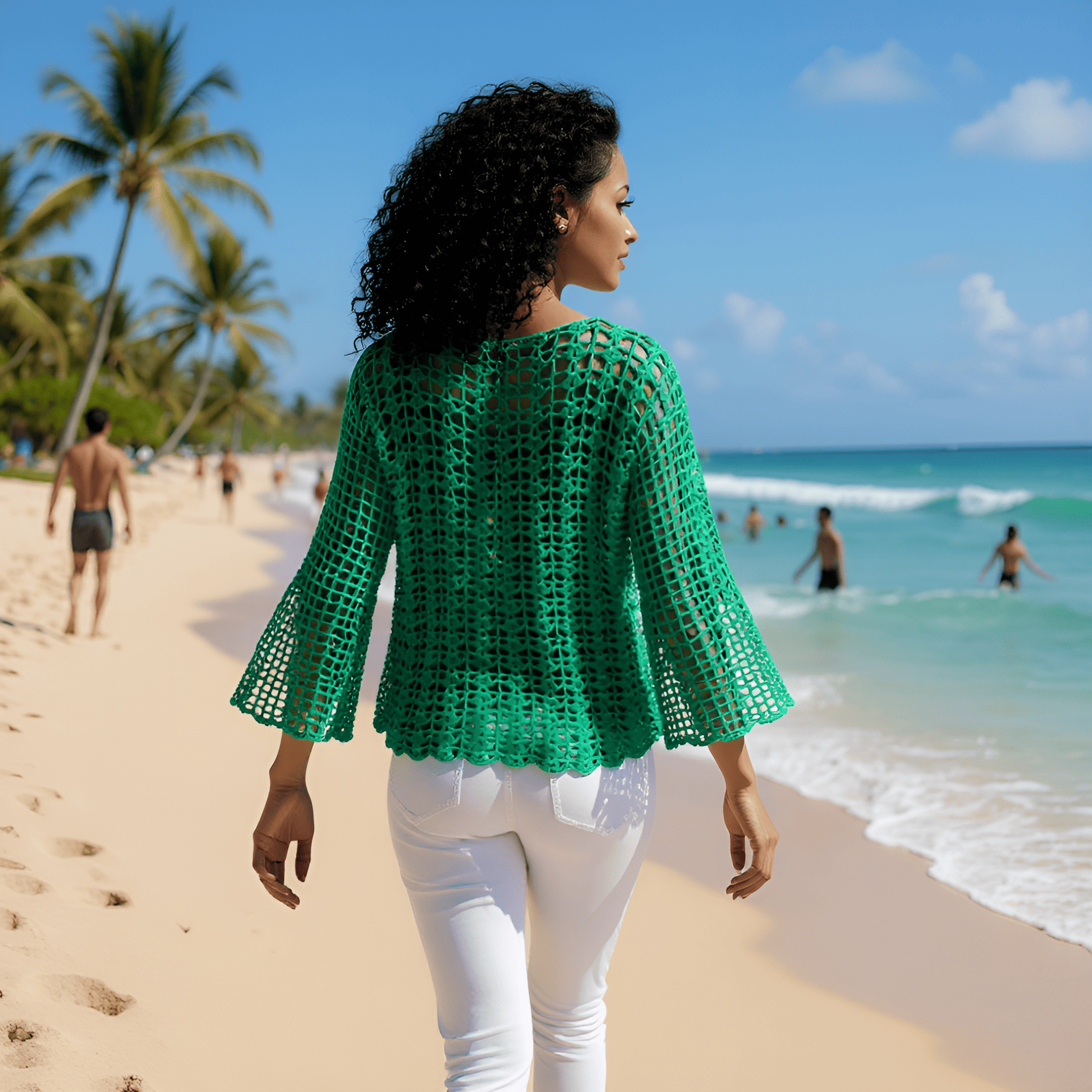 Pull au crochet fait main Marimar de Cachalabibi - vert émeraude - vue de dos d'une demoiselle qui marche sur le sable 