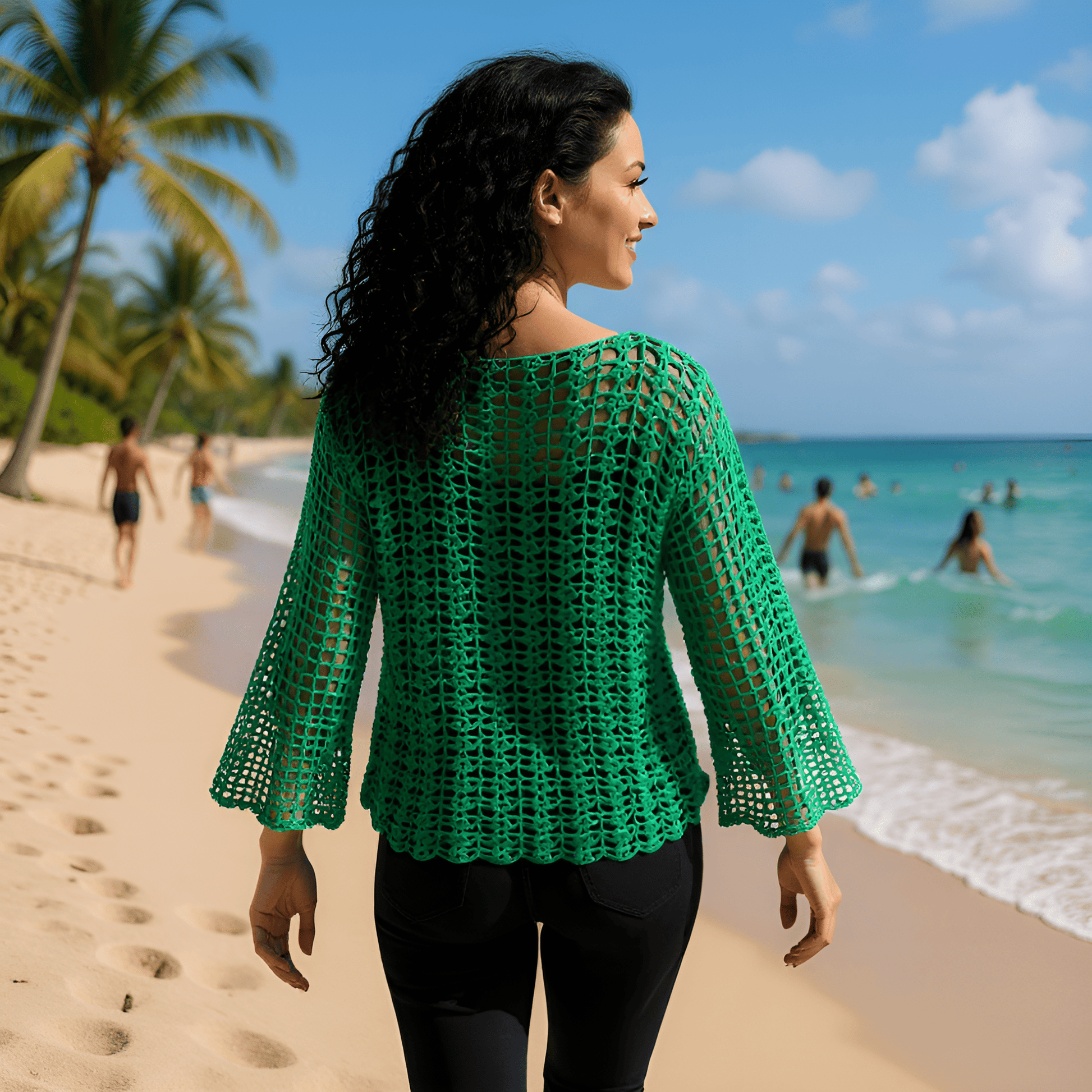 Pull au crochet fait main Marimar de Cachalabibi - vert émeraude - vue de dos d'une jeune femme en bord de mer turquoise