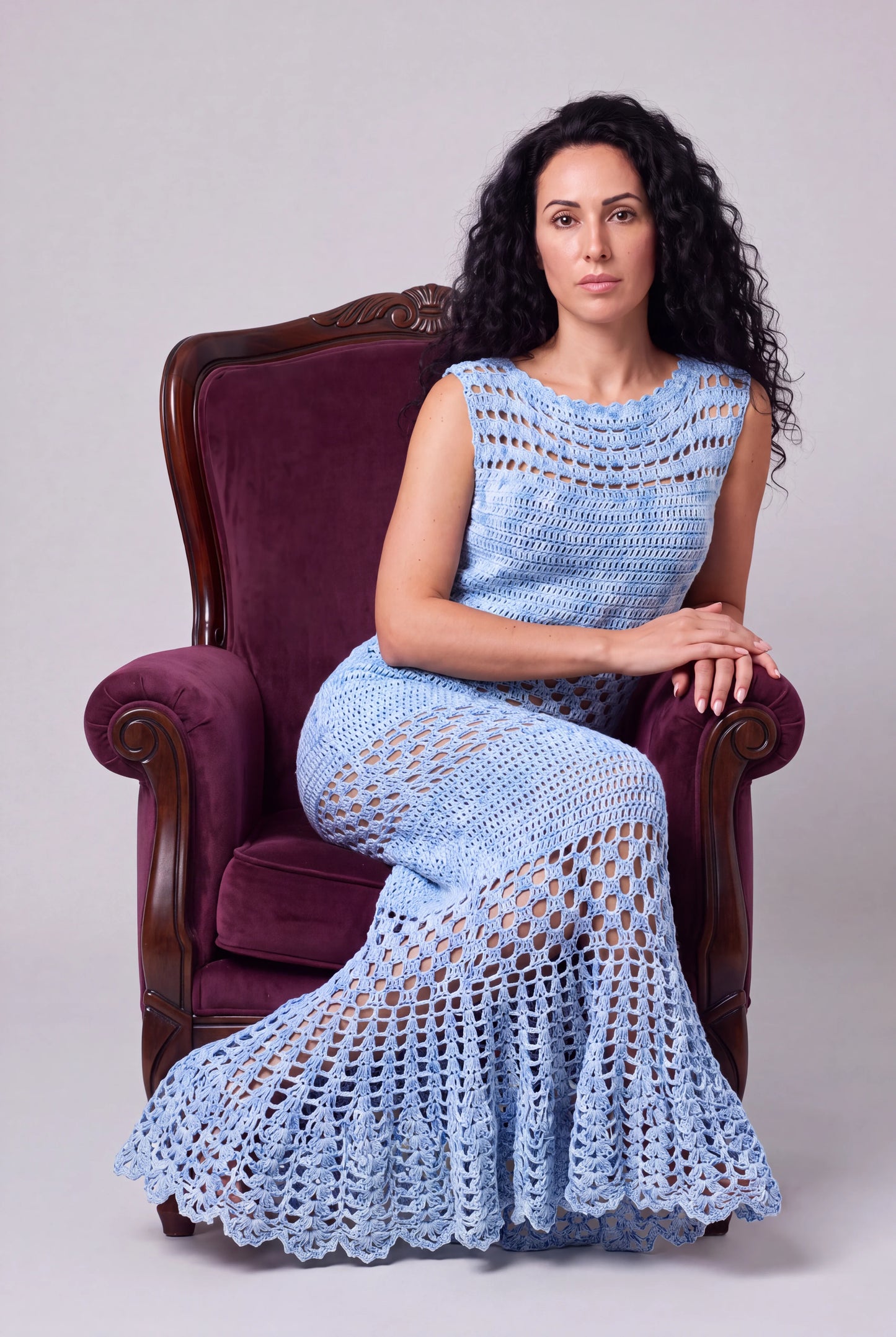 Robe Altobella bleue au crochet fait main - pose assise sur un fauteuil prune - Cachalabibi