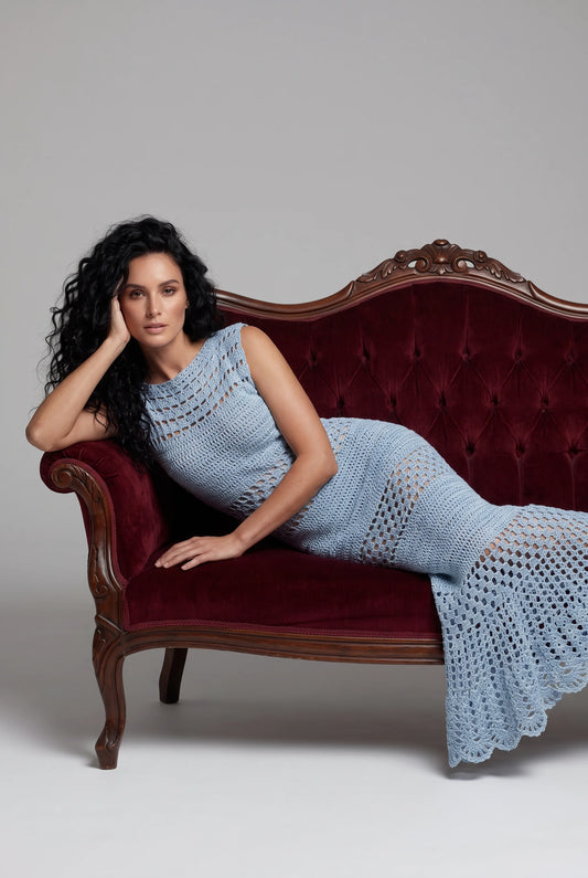 Robe Altobella bleue au crochet fait main - pose allongée sur une méridienne - Cachalabibi