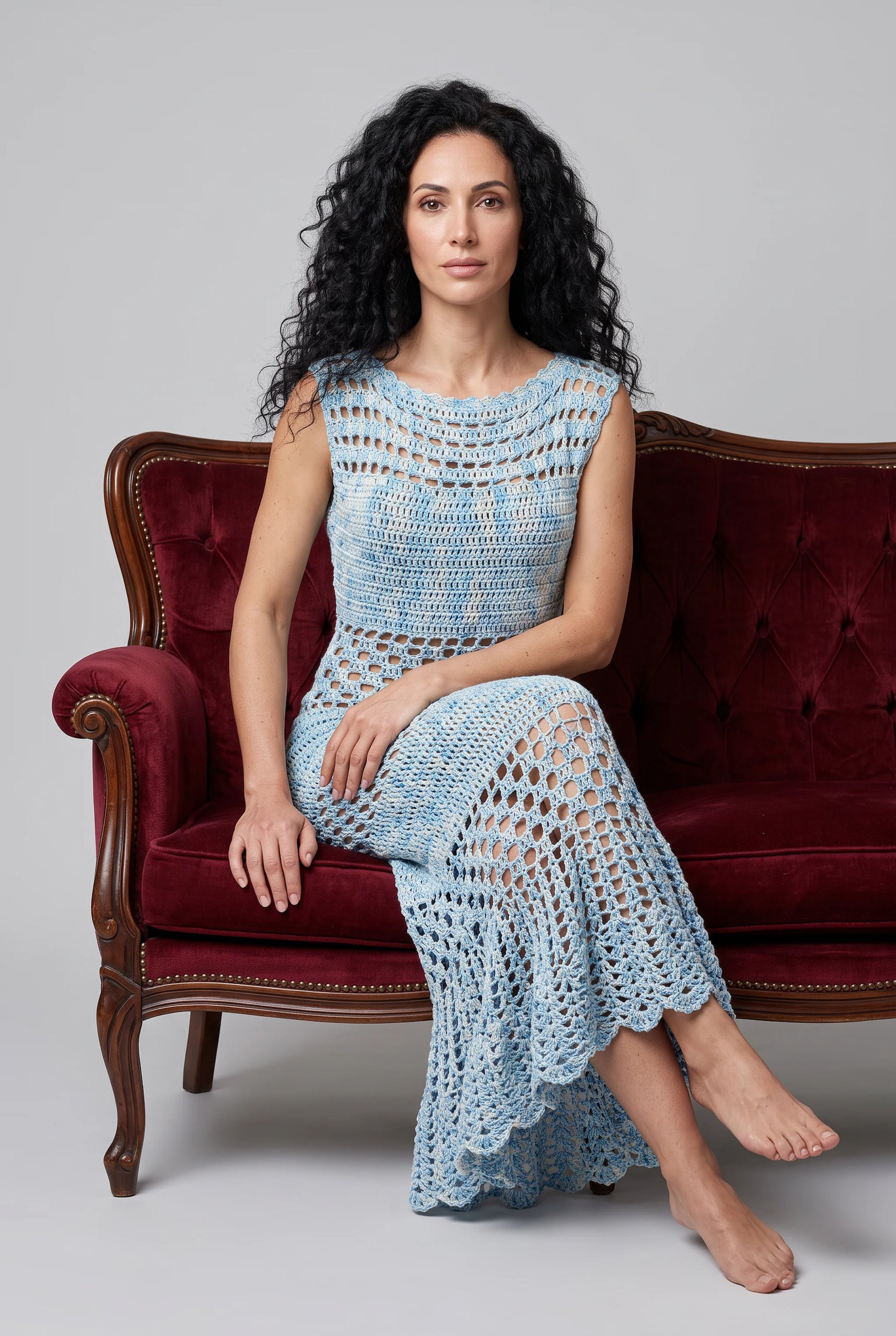 Robe Altobella bleue au crochet fait main - pose assise sur un sofa rouge - Cachalabibi