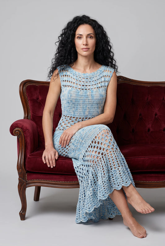 Robe Altobella bleue au crochet fait main - pose assise sur un sofa rouge - Cachalabibi