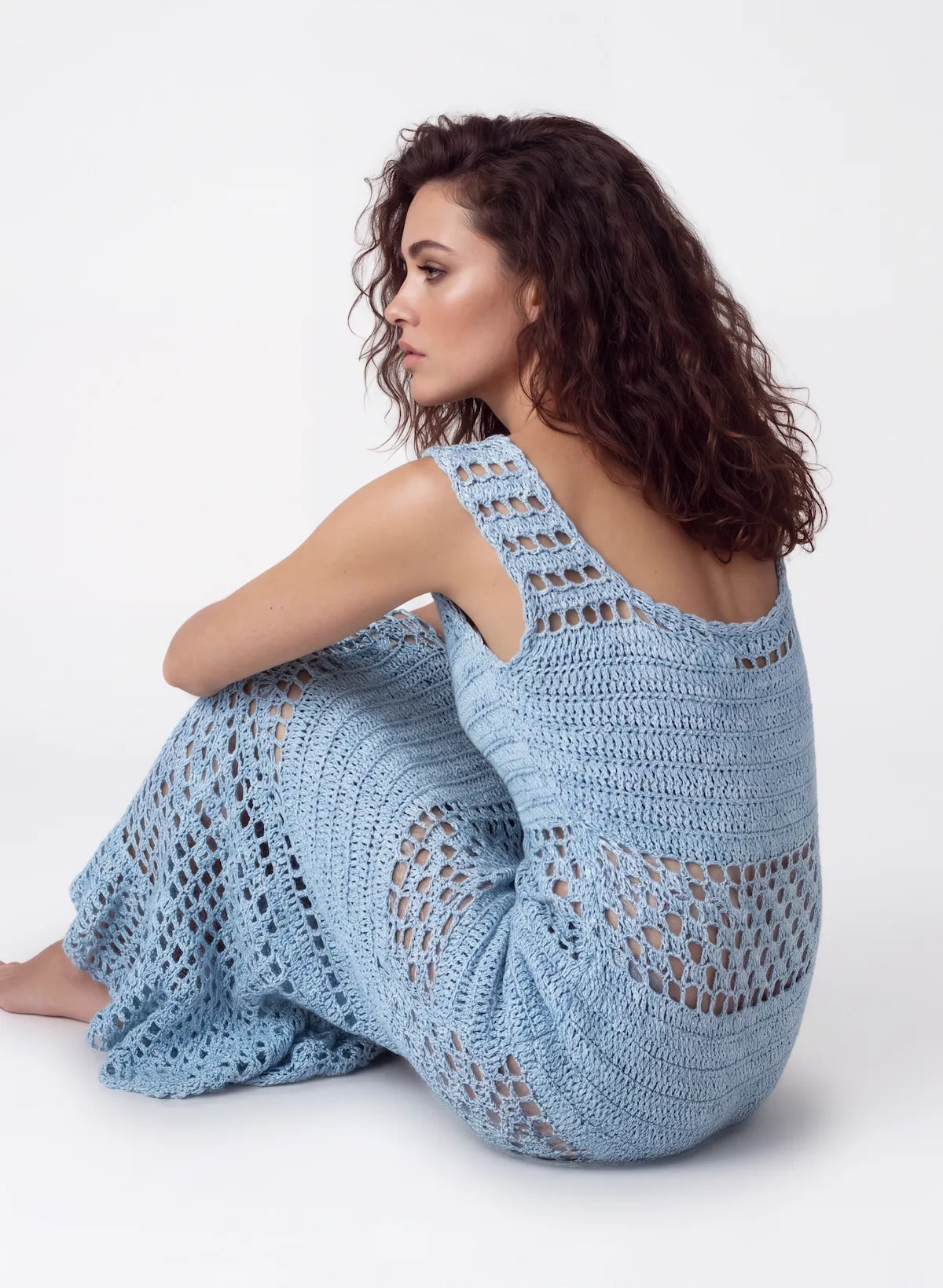 Robe crochet fait main Altobella bleu glacier dos bretelles filet bas - vue assise par terre – Cachalabibi
