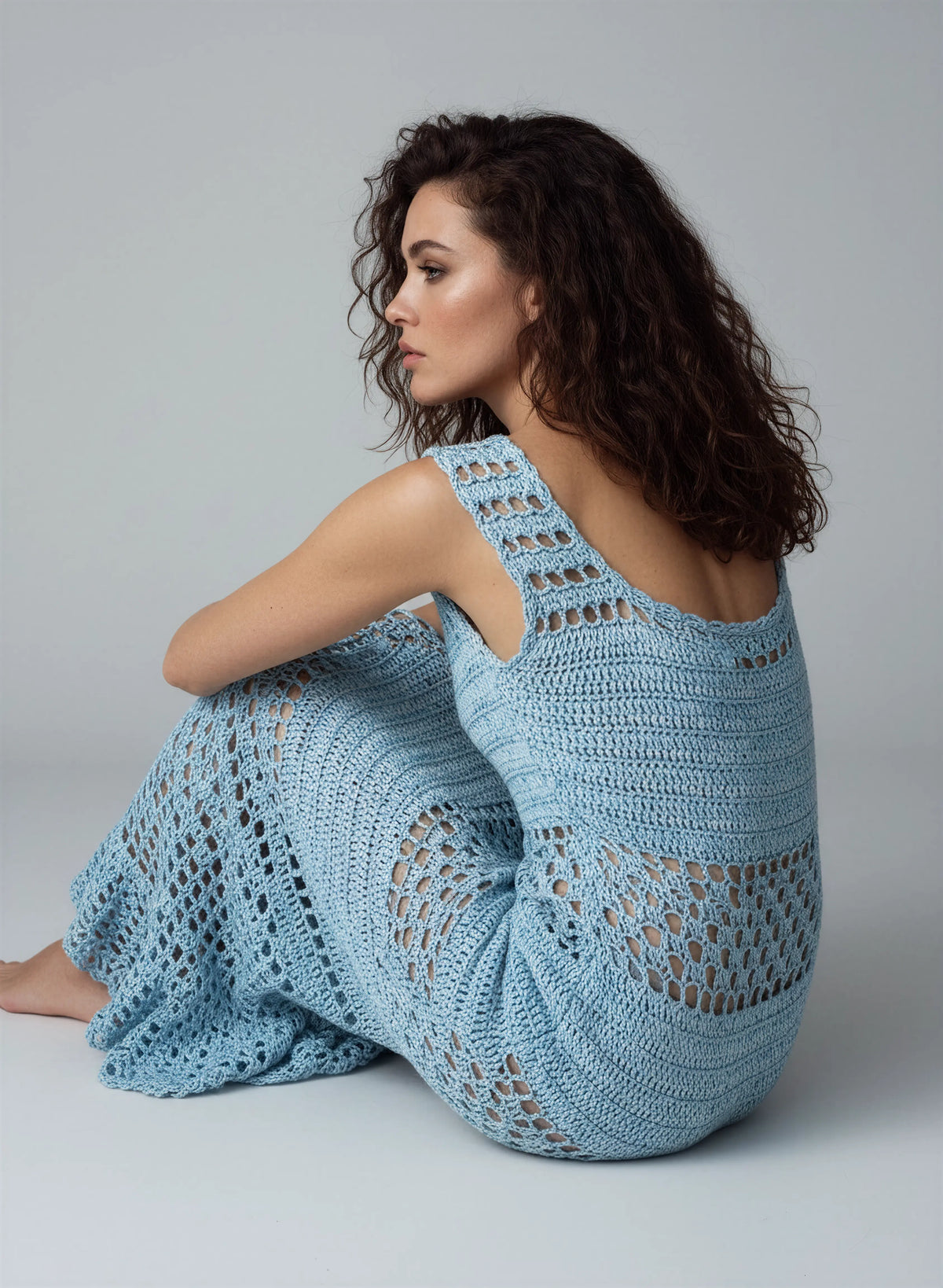 Robe Altobella bleue au crochet fait main - pose de 3/4 assise par terre - Cachalabibi
