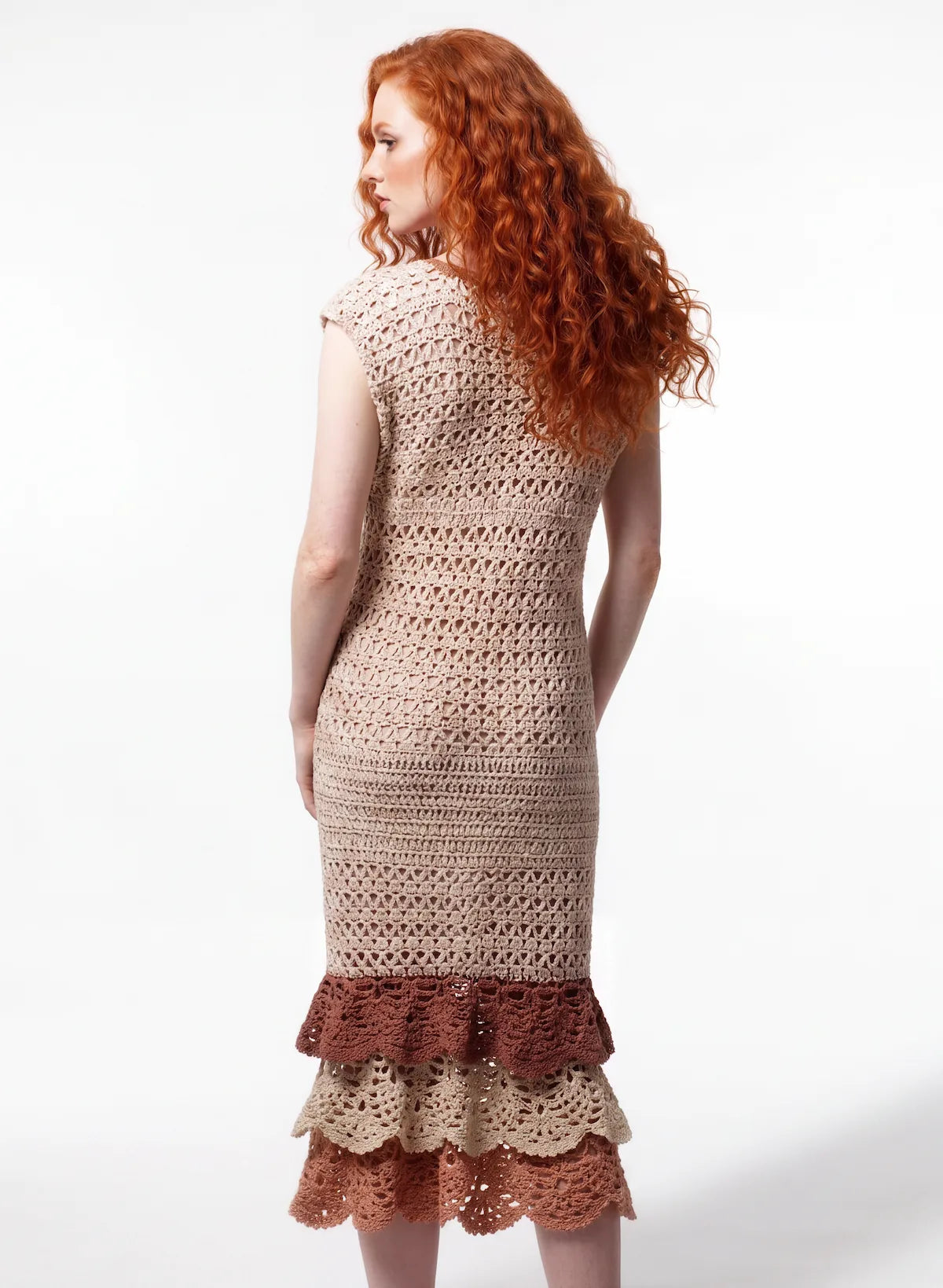 Robe crochet fait main Cioccolato beige rosé dos double volante éventails terracotta écru coupe cintrée – vue de dos - Cachalabibi