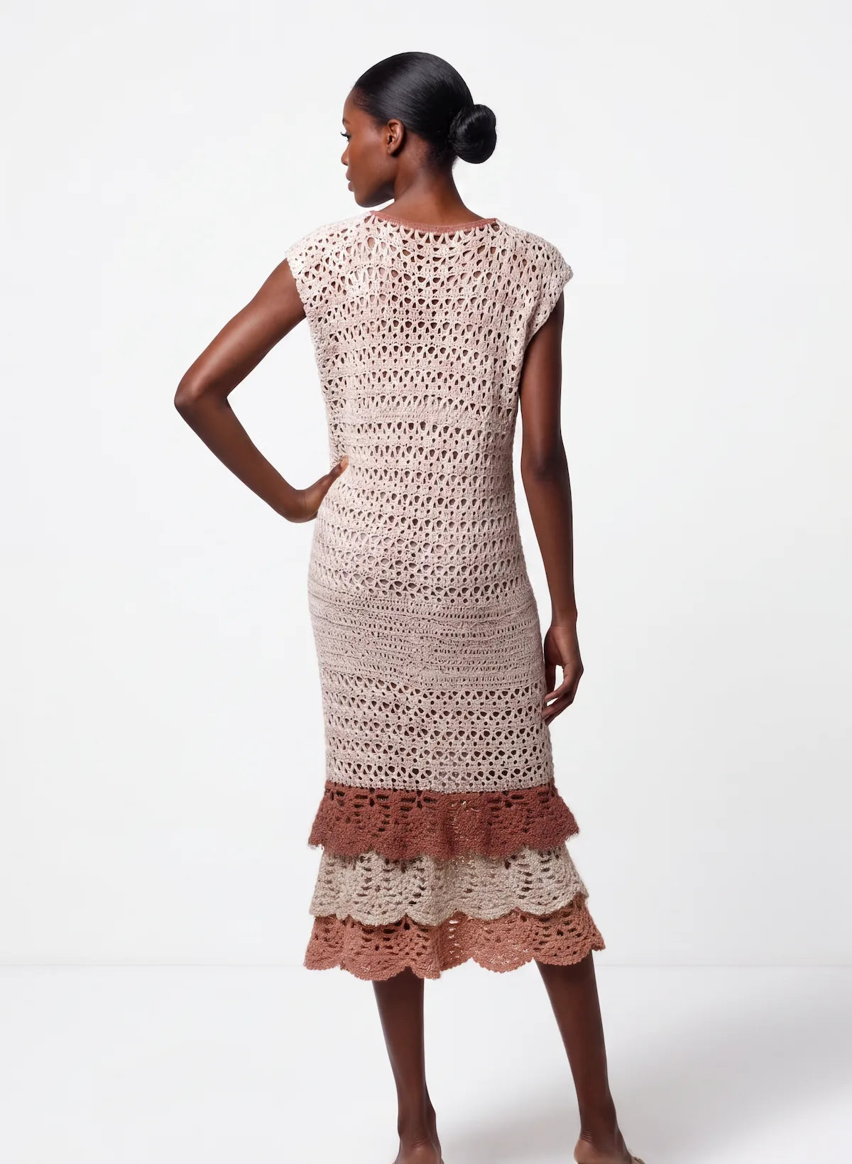 Robe crochet fait main Cioccolato beige rosé dos panneaux alternés - vue de dos – Cachalabibi