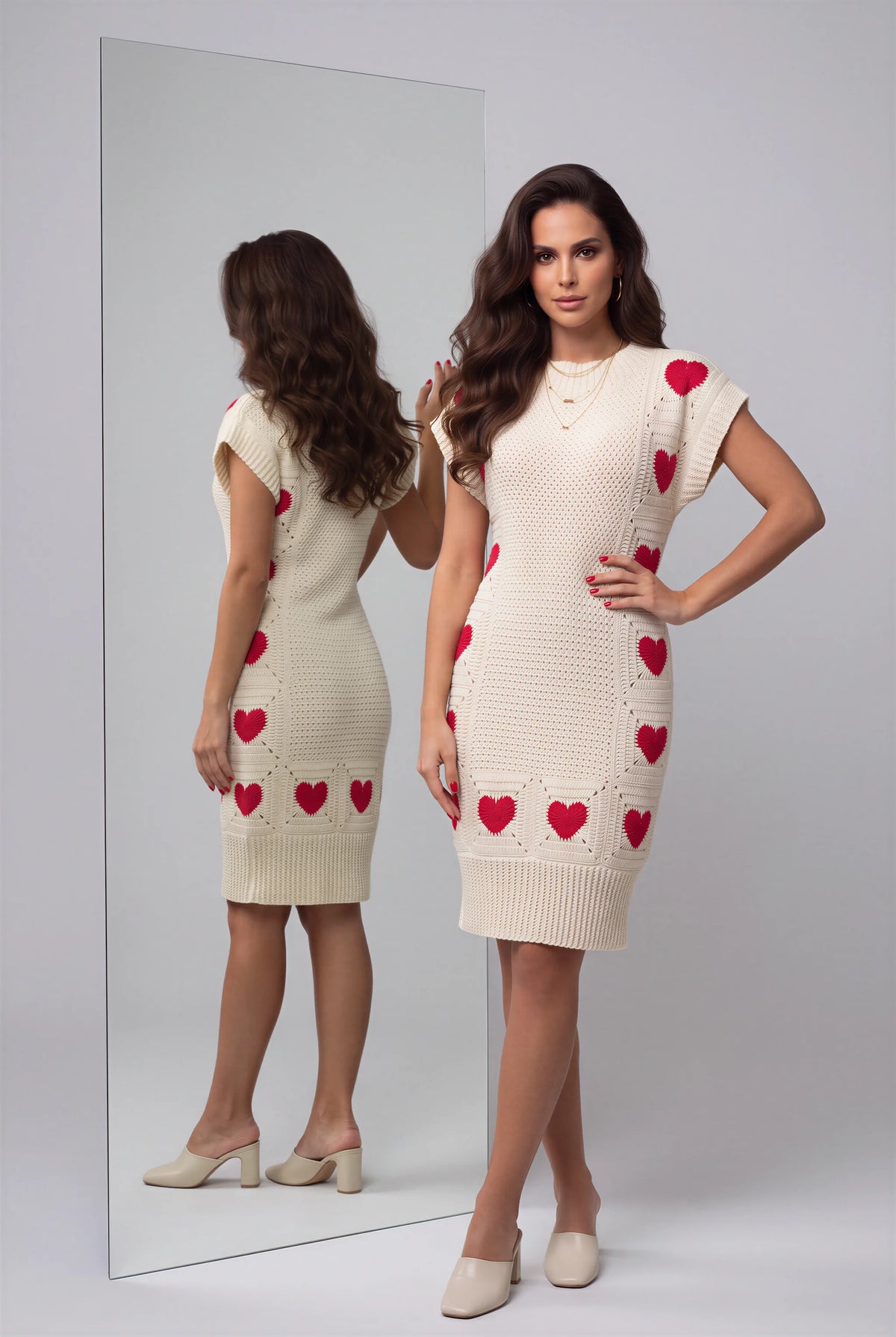 Robe crochet fait main Corazone écru cœurs rouges 3D relief point ajouré - vye de face devant un miroir – Cachalabibi