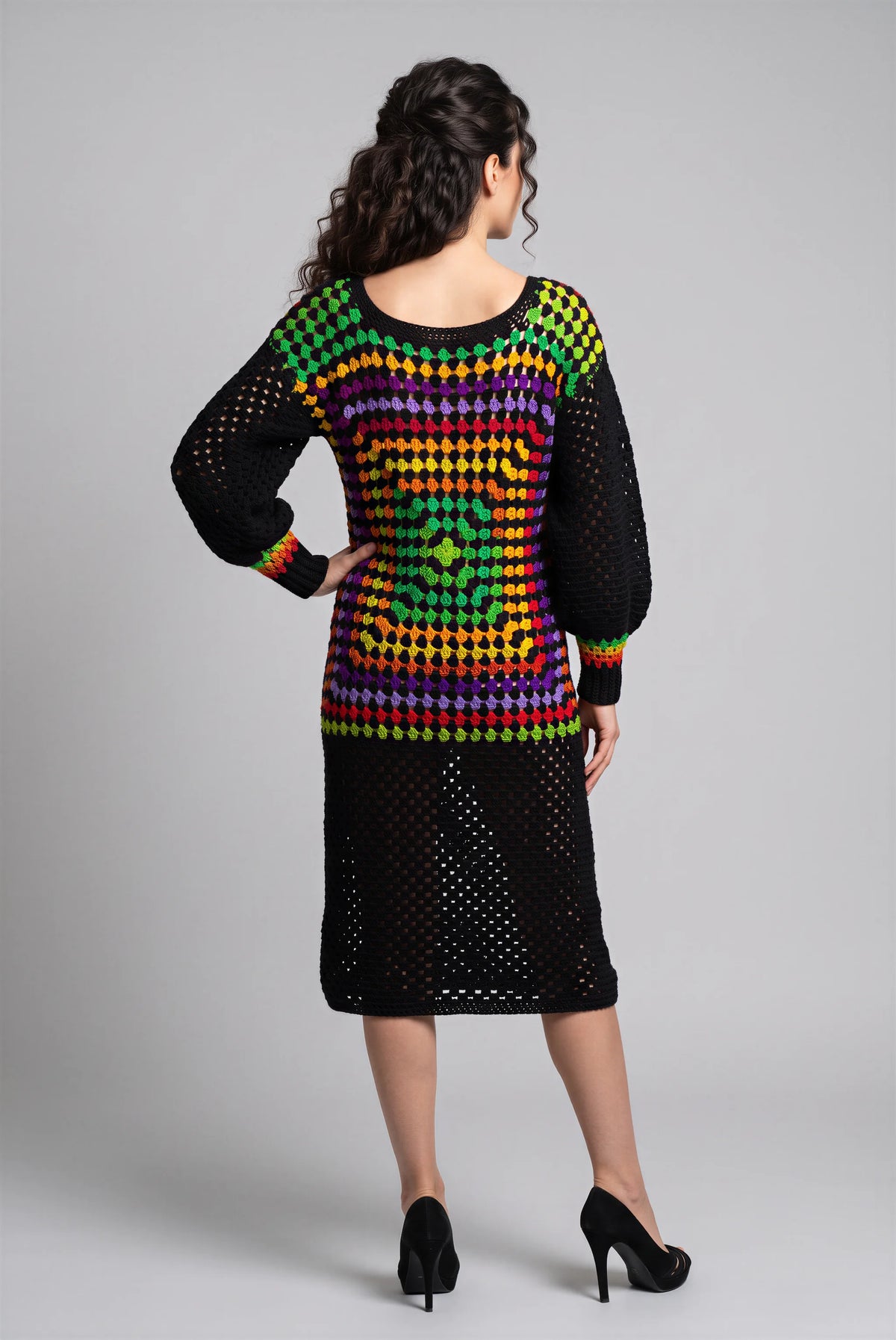 Robe Op'Art crochet — vue dos granny multicolore jupe filet noir — Cachalabibi